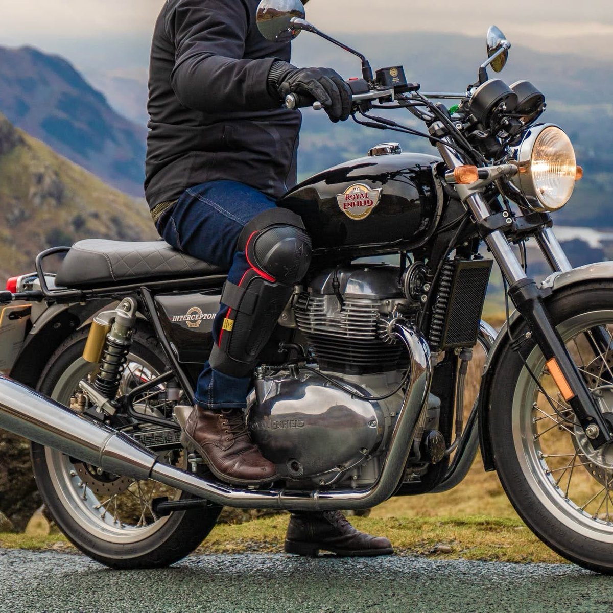 knoxarmour's tweet photo. The conqueror #kneeguard offers high levels of protection and comfort, whilst maintaining a sleek design for use above or under your riding trousers.
Available in India.
#knoxarmour #royalenfield https://t.co/4VEdcBB1wI