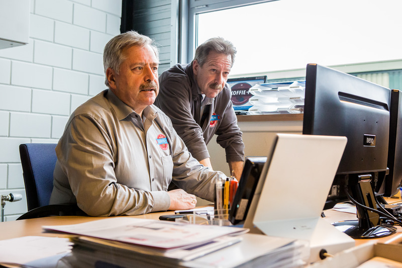 Ernst en Stephan stippelen op kantoor hun route uit, zodat <a href="/Koffieplus/">Koffie+</a> altijd precies op tijd bij de klant is. Wilt u ook onze service ervaren? Neem vrijblijvend contact met ons op en wij plannen een bezoek in!