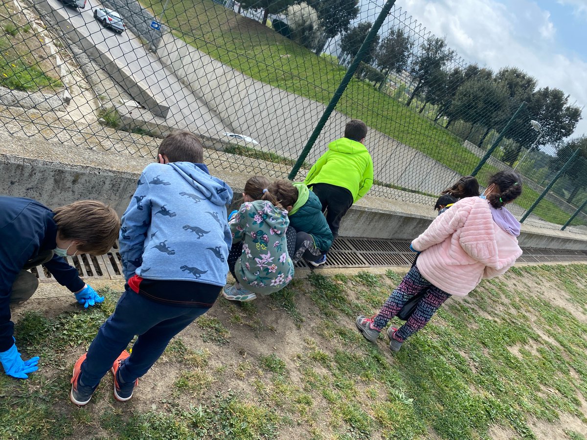 esclamiradaSC's tweet photo. Tinguem cura de l'entorn. Els alumnes de 2n de La Mirada han estat recollint brossa i penjant cartells per conscienciar el barri. Bona feina!!!@AfaLaMirada  @ajsantcugat https://t.co/7XvMwvQZy9