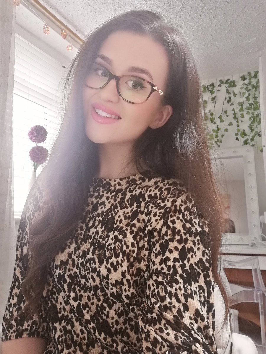 natashaloub's tweet photo. Been so inactive on here, but 5 months ago I developed extreme anxiety and depression and was at my lowest. Pushed myself along, got the support needed. 5 months later, I have a job that I love and slowly becoming a happier person everyday ❤️ https://t.co/MbpEX6YuMa