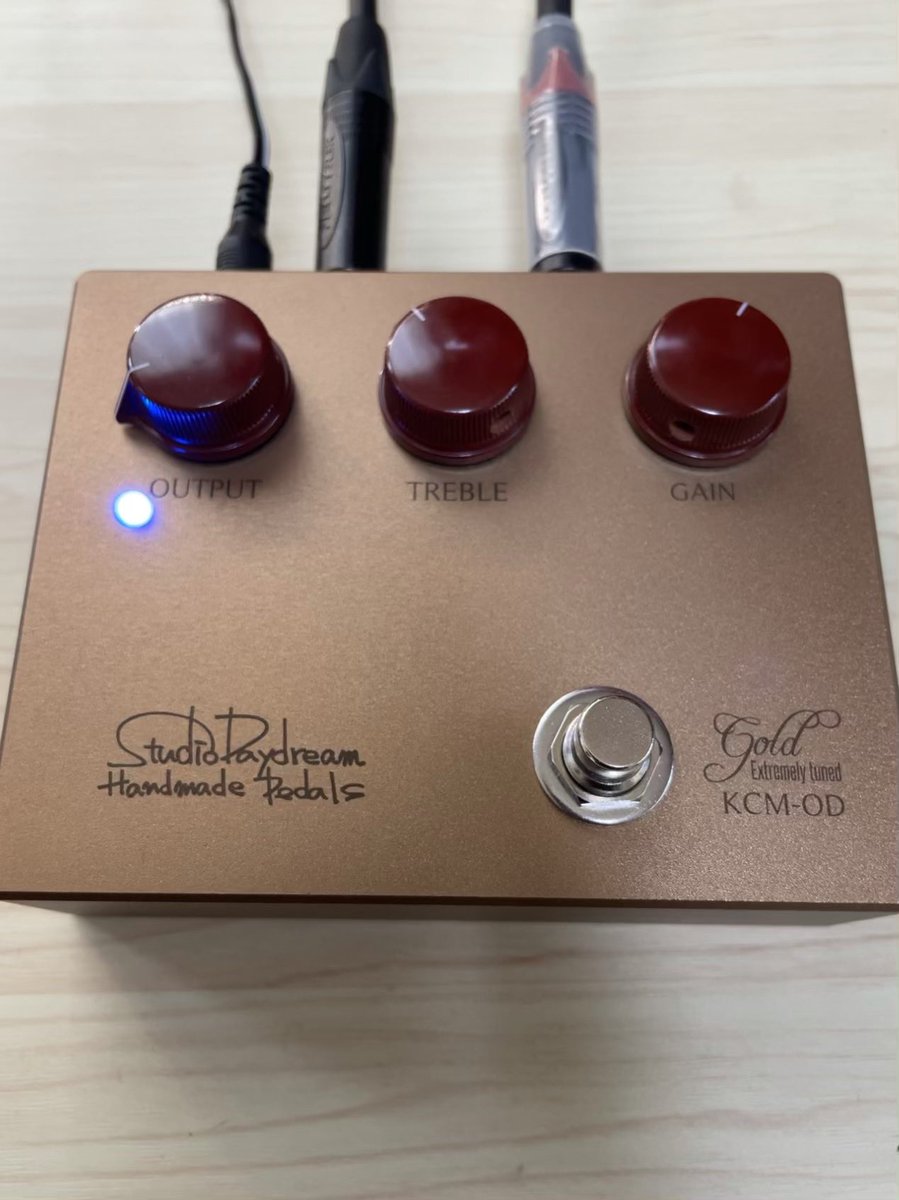 fjm_guitarbk's tweet photo. My New Gear第二弾‼️
Studio Daydreamさんのオーバードライブ『KCM-OD』買っちゃった。
サウンドは艶もありいい音。いわるゆケンタウルス系。
このプライスでこのクオリティが手に入るなんて…凄い時代になったなぁ。
#MNG #mynewgear #studiodaydream #KCMOD #ギター
https://t.co/4Gk2nGARVI https://t.co/cvEMMQ4f77
