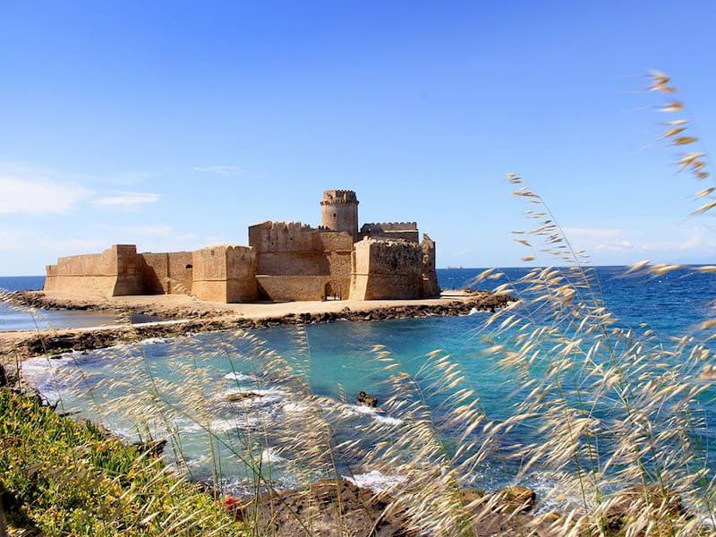 Castello Aragonese di Le Castella, Calabria 🇮🇹🤩
#GiornataNazionaledelMare #DomenicaDiPrimavera #11aprile #ItaliaViva #landscape #landscapephotography #sky #sea #photography #travel #travelphotography #Puglia #Mare  #italy #italian #italytravel #italyiloveyou