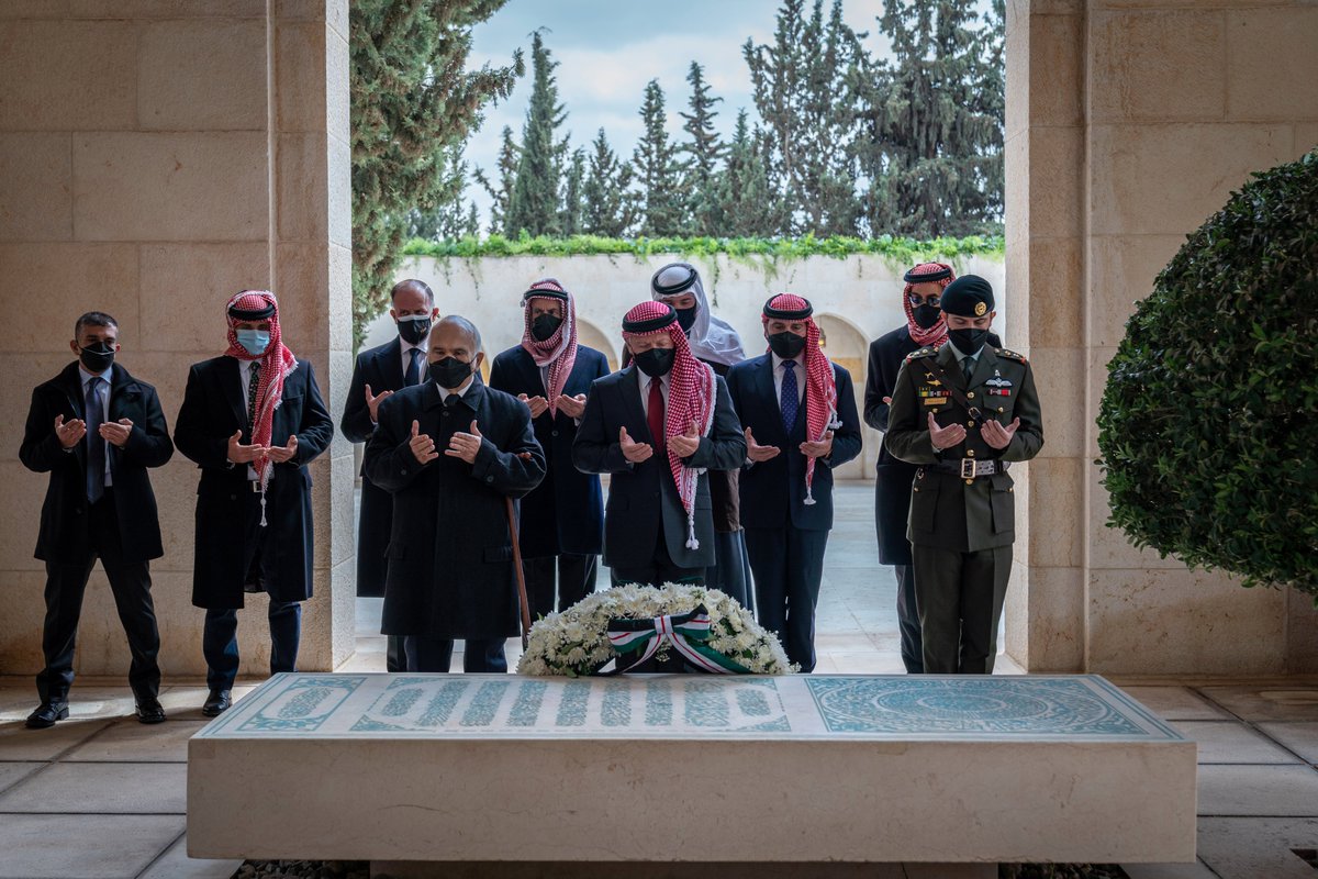 جلالة الملك عبدالله الثاني، وسمو الأمير الحسين بن عبدالله الثاني ولي العهد، وأصحاب السمو الأمراء الحسن بن طلال، وفيصل بن الحسين، وعلي بن الحسين، وحمزة بن الحسين، وهاشم بن الحسين، وطلال بن محمد، وغازي بن محمد، وراشد بن الحسن يقرؤون الفاتحة على روح المغفور له، جلالة الملك الحسين