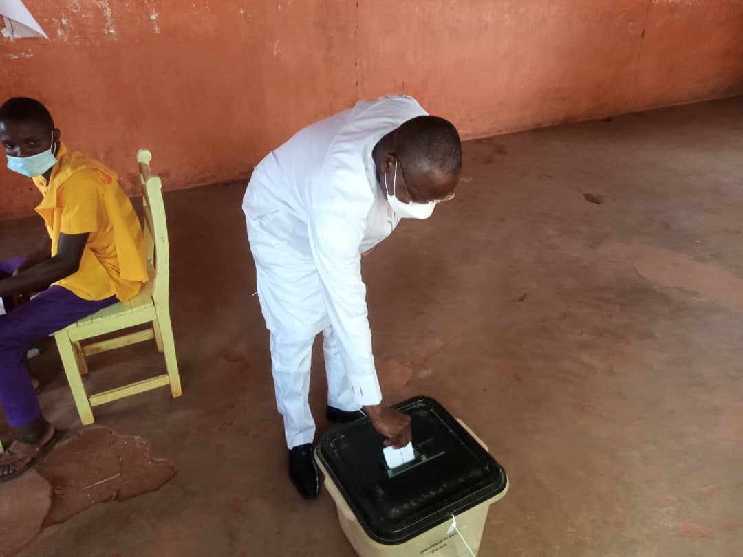 gouvbenin's tweet photo. Le #MIT, #HervéHEHOMEY, a voté à la Place Publique de l'arrondissement de #Gounli à #Covè. Satisfait du démarrage du scrutin, il a invité les populations a effectué le déplacement pour les bureaux de vote afin d'accomplir leur devoir civique. #Vote229 #Gouvbenin #Wasexo https://t.co/pVD8yatTUw