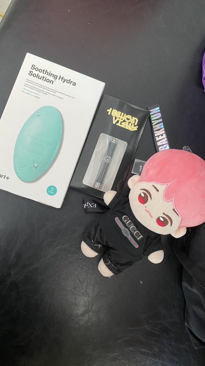 rbbh56's tweet photo. Great event @whosTHATboy412_   😍🎉🎂!!thank you to the lovely admins who organised this beautiful event😍❤️!!Happy to see all the chingus😍😍thank you for all the freebies❤️❤️❤️!!!
#whosTHATboy412 
#SEHUN #weareoneEXO https://t.co/ANXQDELe9l