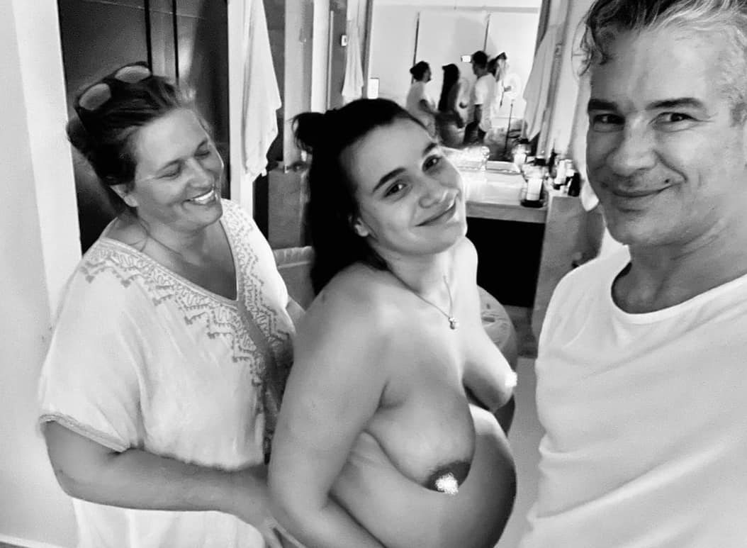 primicia24_7's tweet photo. #EntreFamosos La esposa del actor Fernando Carrillo, tras el primer mes del nacimiento de su bebé, subió una serie de fotos del momento en que estaba en labor de parto. https://t.co/9S3Vs3YnTC
