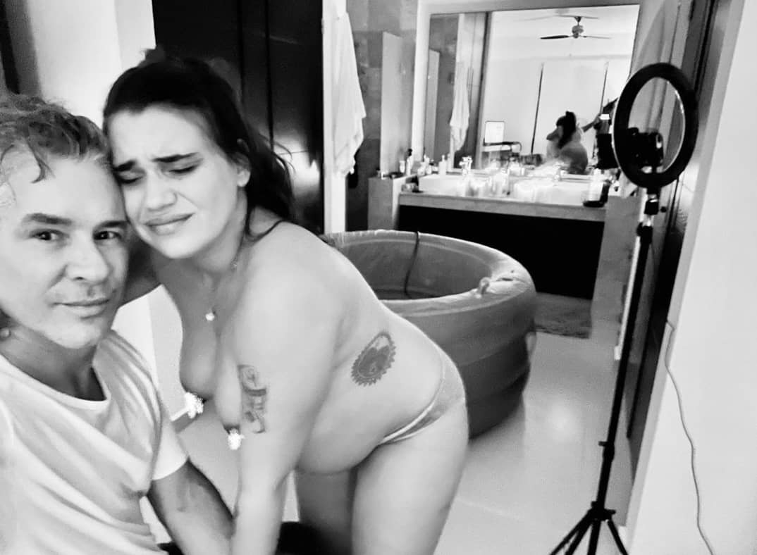 primicia24_7's tweet photo. #EntreFamosos La esposa del actor Fernando Carrillo, tras el primer mes del nacimiento de su bebé, subió una serie de fotos del momento en que estaba en labor de parto. https://t.co/9S3Vs3YnTC