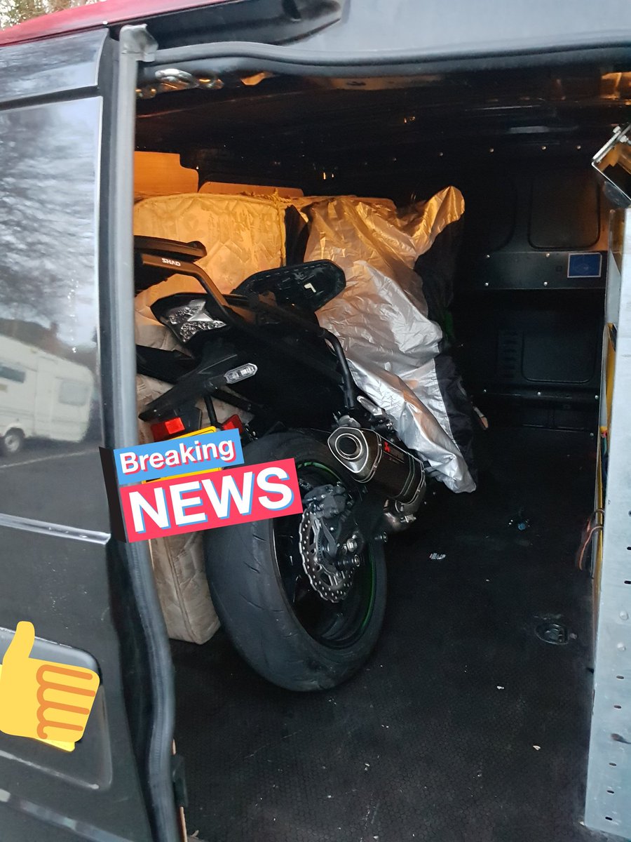 SussexIncidents's tweet photo. This morning #TeamMidSussex responded to reports of a motorbike being stolen. Within 30 minutes they located the sus vehicle & suspects ran.
Get-away vehicle also showing stolen, so two vehicles recovered & potential forensic evidence left at scene.👌🚔👮🏻♀️ #DS380 #CM575 #DSection https://t.co/Ui9IiAElHl