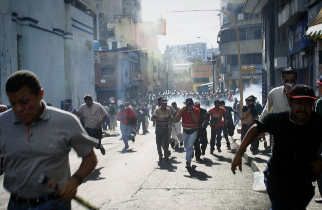 ErikaPSUV's tweet image. El 11 de abril del 2002 quedó registrada en la historia una vil emboscada contra la Patria. La derecha rancia pretendió por medio del odio y la muerte, justificar la desaparición de la CRBV y el derrocamiento del Comandante Hugo Chávez. ¡Honor a nuestros caídos!