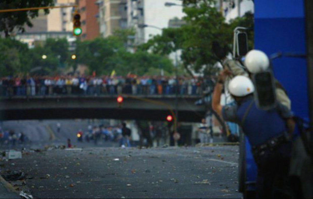 ErikaPSUV's tweet image. El 11 de abril del 2002 quedó registrada en la historia una vil emboscada contra la Patria. La derecha rancia pretendió por medio del odio y la muerte, justificar la desaparición de la CRBV y el derrocamiento del Comandante Hugo Chávez. ¡Honor a nuestros caídos!