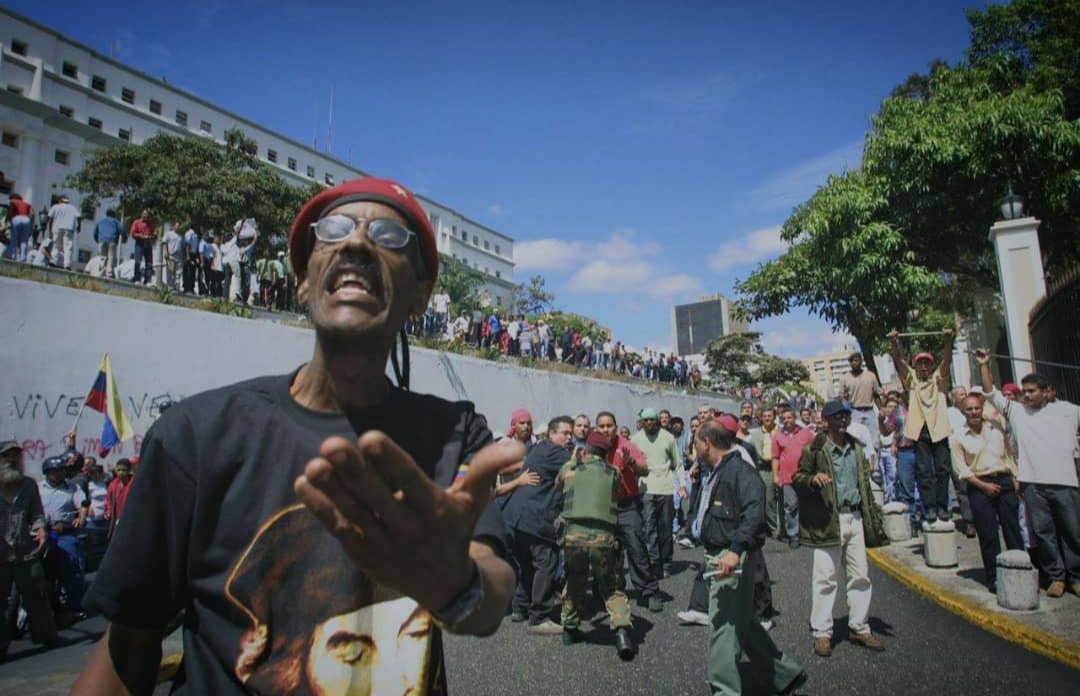 ErikaPSUV's tweet image. El 11 de abril del 2002 quedó registrada en la historia una vil emboscada contra la Patria. La derecha rancia pretendió por medio del odio y la muerte, justificar la desaparición de la CRBV y el derrocamiento del Comandante Hugo Chávez. ¡Honor a nuestros caídos!