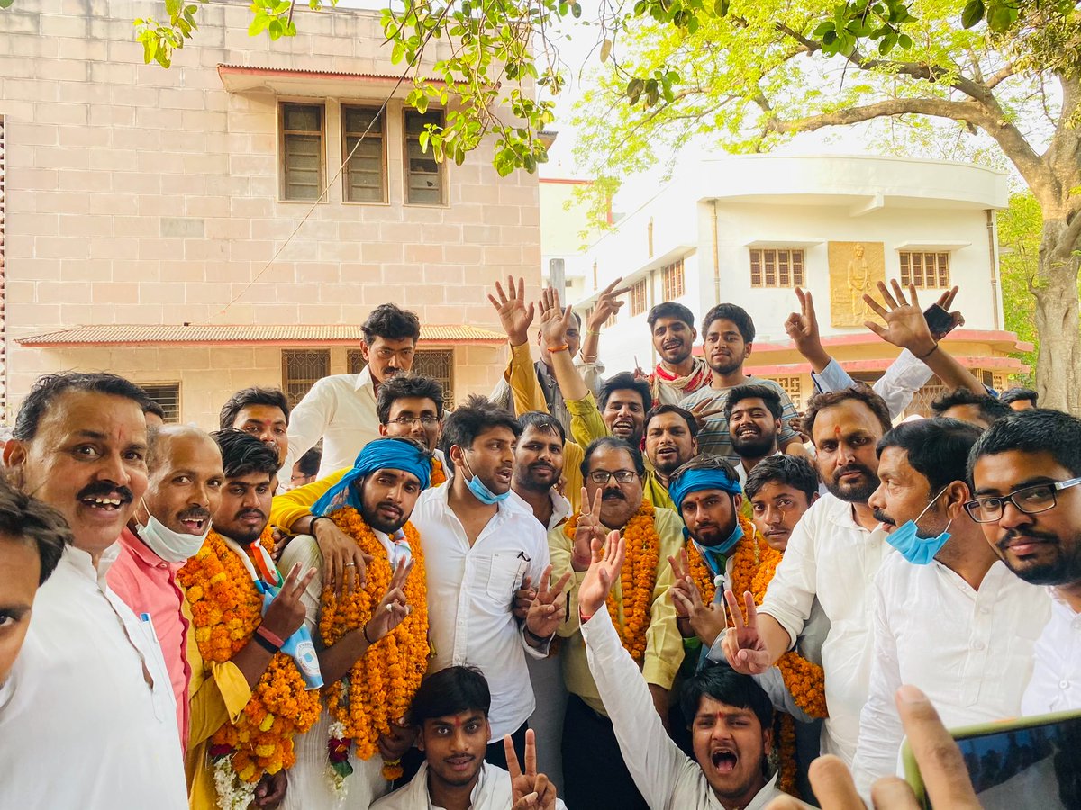 NSUIRajasthan's tweet photo. छात्रो का संदेश साफ है कि अब वो छात्रहितो की लड़ाई लड़ने वालो के साथ हैं न कि छलावा और हिंसा करने वालो के।
#KashiWithNSUI #NSUISweepsVaranasiAgain https://t.co/o7wIQNd2my