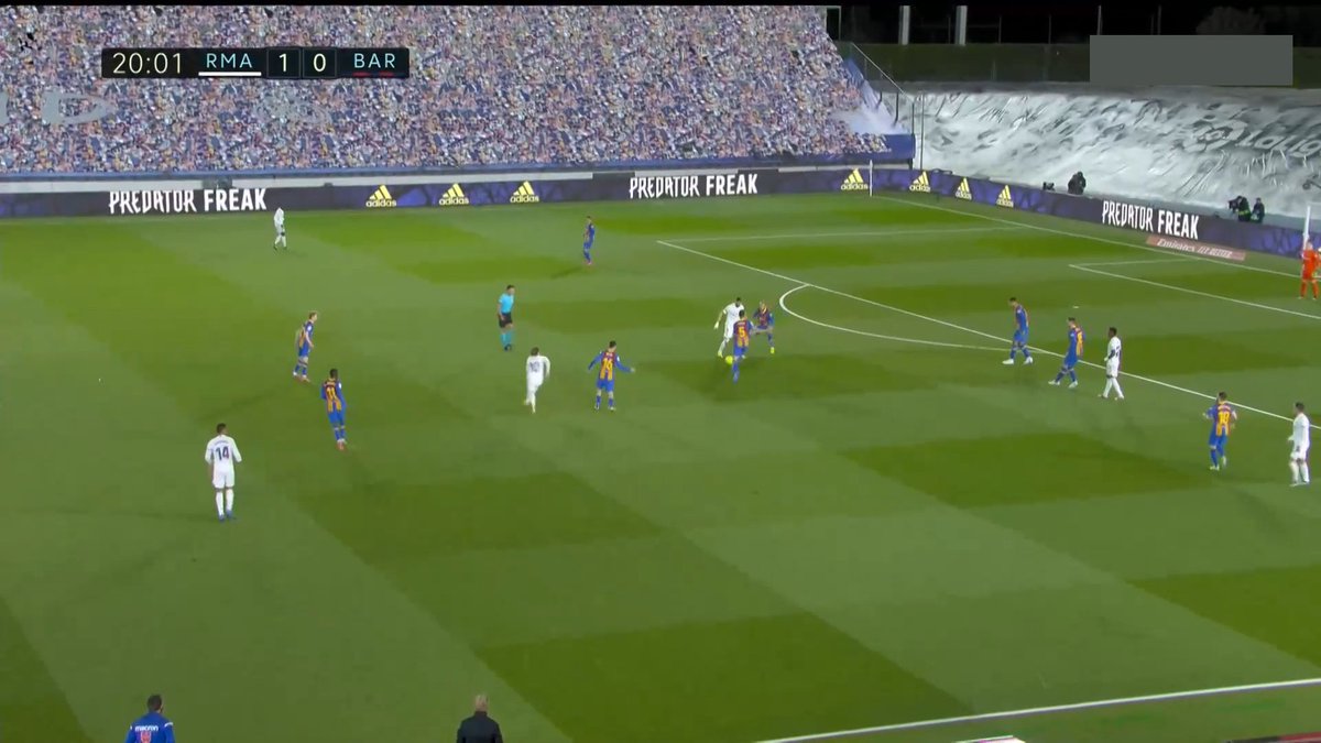Comenté antes del partido el tremendo reto que suponía para Araújo enfrentarse a Benzema y el francés le ganó la partida. El gol es la primera muestra, pero dejó jugadas de apoyos lejanos que... son impresionantes.Ordena desordenando al rival.
