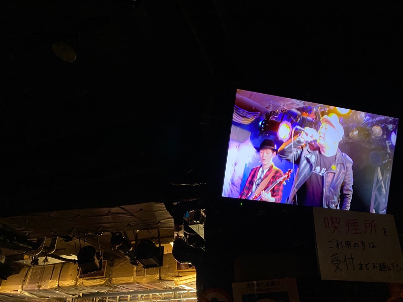 grtx13's tweet photo. 約1年半ぶりに新宿ロフトへ。
キャンプ場で呑む酒も美味いけど、ワーキングクラスの小生はライブハウスのよくわからない酒が美味いだなぁ。。。ほろ酔いで歌舞伎町の夜風に当たるのもやっぱ悪くないね。 https://t.co/NOHezW3abK