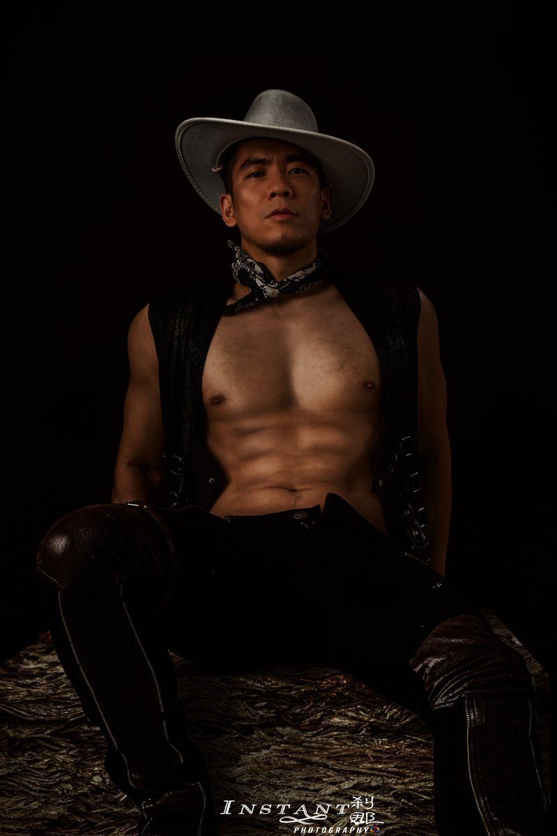 Intant_PHG's tweet photo. 牛仔的狂野 眼神中的自信
能否駕馭就看你.

P1

IG：主頁
#肌肉帅哥   #台灣 #人像攝影 #男體
#Taiwanese #taiwan #LGBT #fitness #asianhandsome #muscle #sexy #業餘攝影師 #制服誘惑 #襯衫 
#masculine #sexy #Suits #abs https://t.co/tDJOlOHnLl