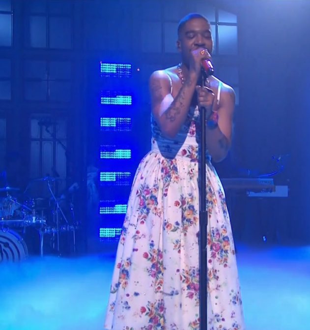 vishmidia's tweet photo. Kid Cudi se apresentando no palco do SNL com um vestido Off White 🌸🙏🏾 https://t.co/haQQB2oTLK