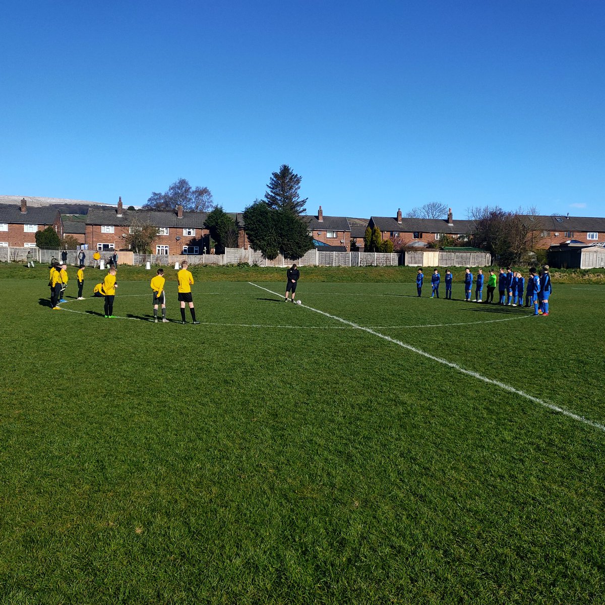 Minutes silence observed by our boys up in Tintwistle this morning. Great result that followed.
Some fantastic one touch attacking football played at times.
Well done Juve's.
🟡⚫🟡⚫🟡⚫🐝🐝🐝