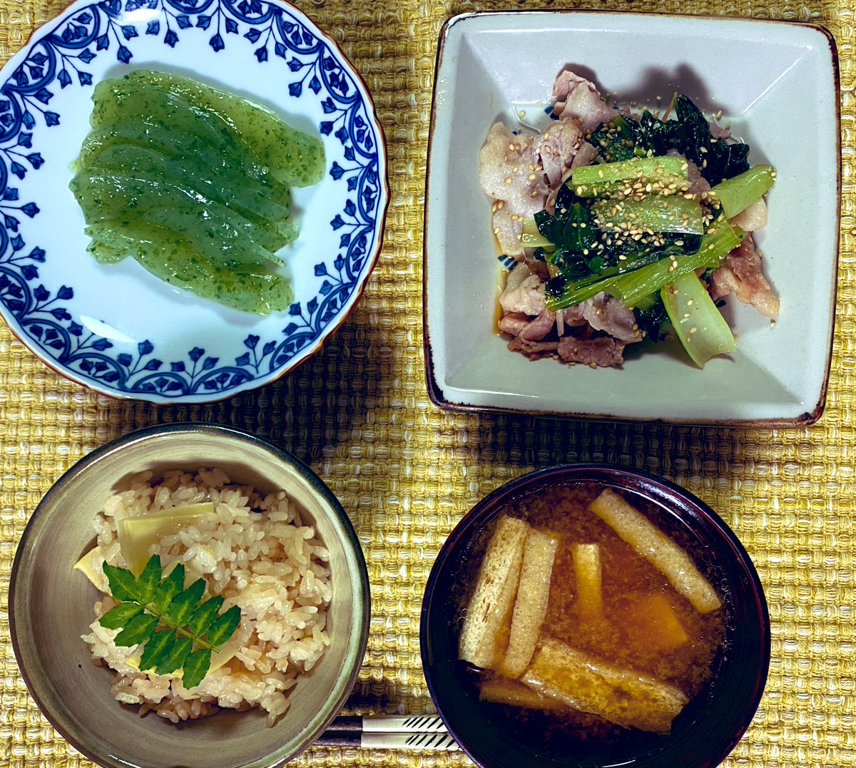 ほるひーと Auf Twitter ちょっと遅くなったけどたけのこで春のご飯 筍ご飯は油揚げを入れて味付け濃いめに べランダ菜園の木の芽を添えて 味噌汁は豆腐と油揚げ おかずは豚バラと小松菜の生姜蒸しとこんにゃくの刺身に酢味噌 おうちごはん 男子ごはん 料理男子 ほるひーと Auf Twitter ちょっと遅くなったけどたけのこで春のご飯 筍ご飯は油揚げを入れて味付け濃いめに べランダ菜園の木の芽を添えて 味噌汁は豆腐と油揚げ おかずは豚バラと小松菜の生姜蒸しとこんにゃくの刺身に酢味噌 おうちごはん 男子ごはん 料理男子