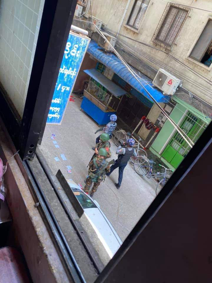 NEON70026157's tweet photo. @shafiur Terrorists cut off fibers in #Mayankone,#Muditar street today. Residents said these fibers are FTTP fibers for wifi connection. Still investigating on this.
#Apr11Coup
#WhatsHappeningInMyanmar https://t.co/iEq3wkgCPB
