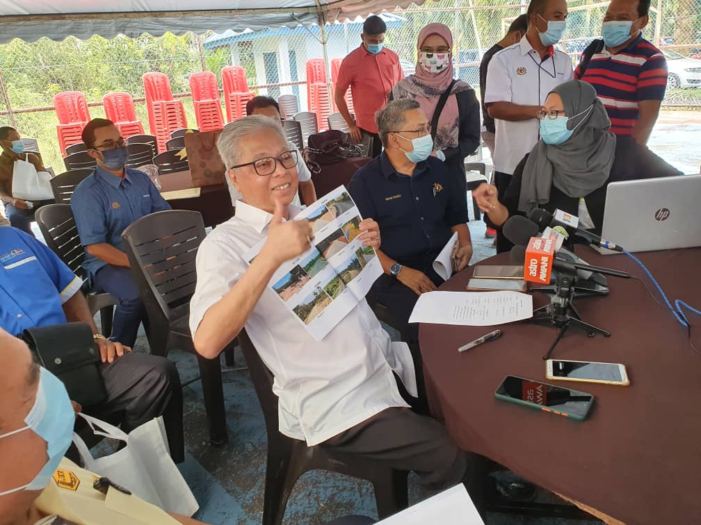 Majlis Penyerahan Projek Menaiktaraf Jalan Dari Kg. Chuat ke Kg. Imam Sulong, Bera, Pahang. Tahniah kepada pasukan projek <a href="/BeraJkr/">JKR BERA</a>. <a href="/JKRMalaysia/">JKR Malaysia</a> <a href="/CawJalanJKR/">Cawangan Jalan JKR Malaysia</a> @kplb_gov <a href="/JKRPAHANG/">JKR PAHANG</a> <a href="/irahmadredza/">Ahmad Redza Ghulam</a> <a href="/M_AminKasim/">Ir. Mohamed Amin Kasim</a> <a href="/Shahrom_007/">Mohd Shahrom</a> <a href="/nasirbtt/">Mohd Nasir</a> <a href="/rozitams1/">rozitams 🇲🇾</a>
