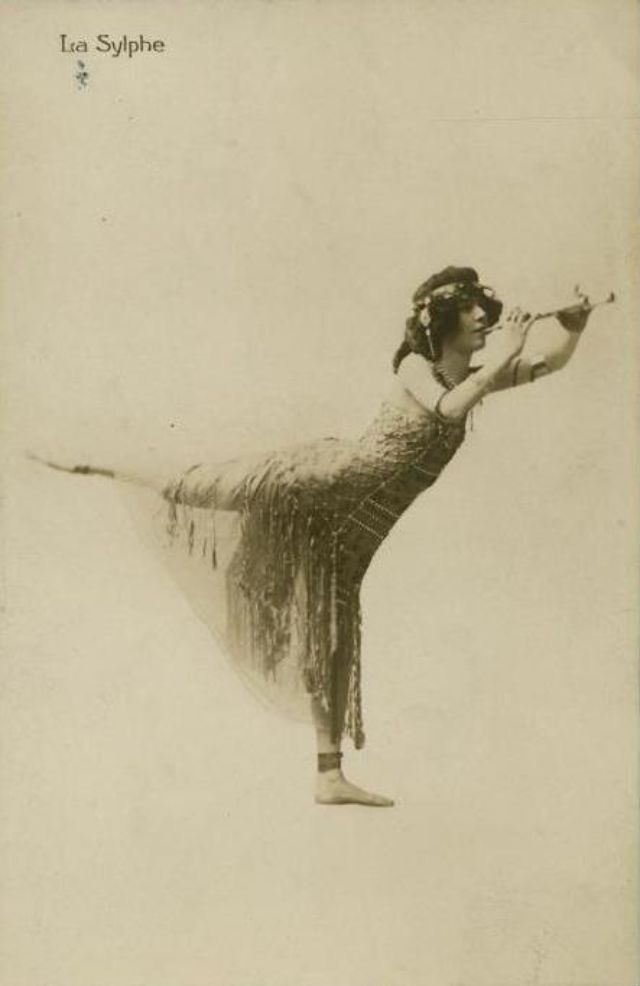 She understood the body dance of the Far East, which had been termed "the houchee kouchee" when it was first observed at the Chicago World& #39;s Fair in 1893. She was part of a vaudeville show at Koster & Bial& #39;s Music Hall in October 1899.