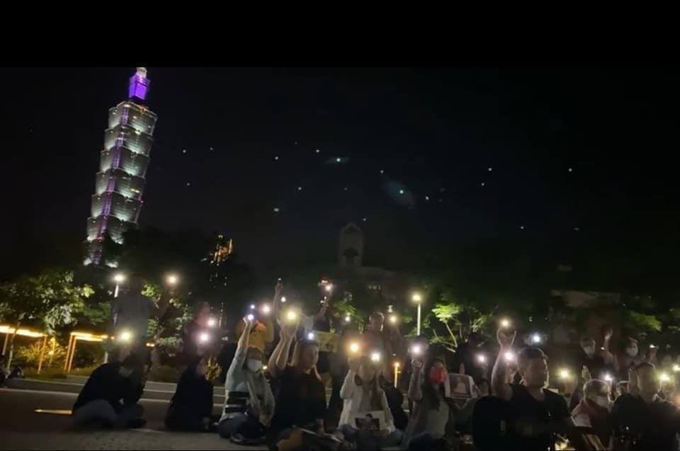 tw // light 
#FlashStrike by pro-democracy people in Taipei, Taiwan supporting the people of Myanmar tonight.
#Apr11Coup 
#WhatsHappeningInMyanmar