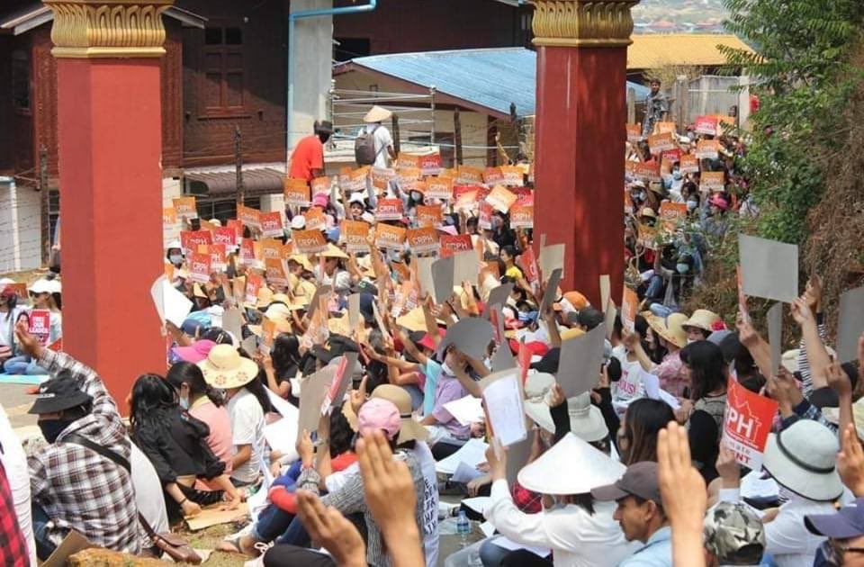 PurplewingsMm's tweet photo. Peaceful sit-in protest in Mogok, Mandalay praying for presiding monk YayPu Sayartaw and those who were sentenced to 3 years in prison on Apr 10.
#Apr11Coup 
#WhatsHappeningInMyanmar https://t.co/d8Dyp8oaBX
