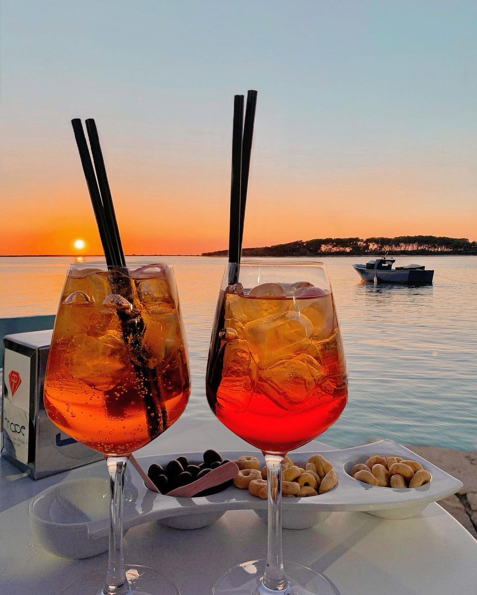 KerstinSteiner_'s tweet photo. The countdown is on!
#lovemylife #travelblogger #endlesssummer #soonagain #gotmylifeback #backtonormal https://t.co/OVwDYsCoGo