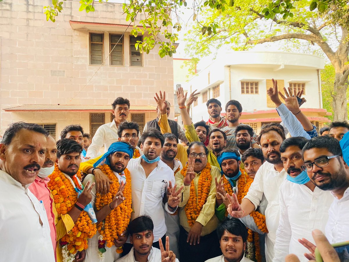 AadityaSiltu's tweet photo. पीएम मोदी के संसदीय क्षेत्र वाराणसी में काशी विद्यापीठ के बाद संपूर्णानंद संस्कृत विश्वविद्यालय में @nsui ने सभी पदों व समस्त 7संकायों पर शानदार जीत दर्ज की।
छात्रो का संदेश साफ है कि अब वो छात्रहितो की लड़ाई लड़ने वालो के साथ हैं न कि छलावा और हिंसा करने वालो के।
#KashiWithNSUI https://t.co/6e45z5nFYZ