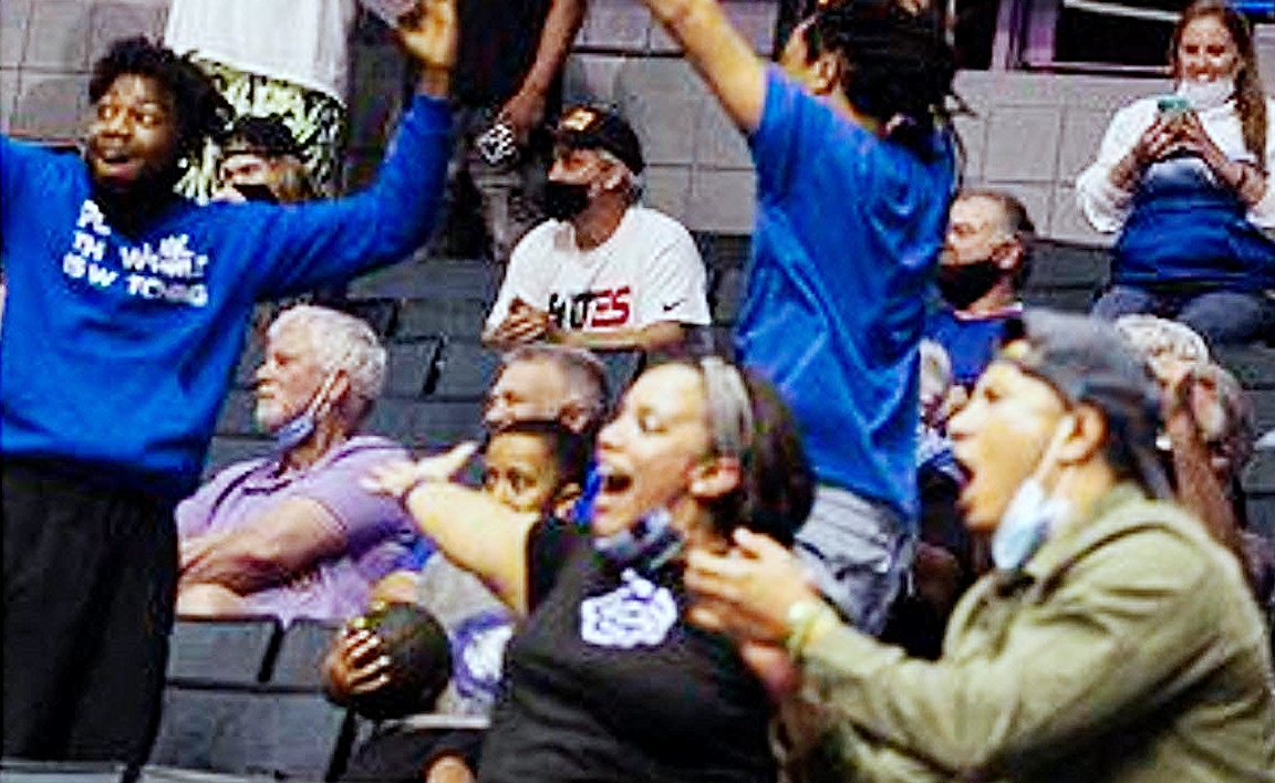 DeadlineDetroit's tweet photo. Spring break trips and in-person classes aren't the only Covid risks for high school students and families.

Scenes from @MHSAA division finals this week show why 
@gretchenwhitmer urges a youth sports pause for at least two weeks.
[@MLiveSports shots by @BissellPhoto] #MHSSA https://t.co/qCqgQ16c96