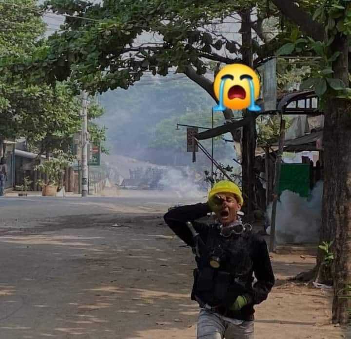 Tweltar9's tweet photo. A sad picture of a young man running and crying from the heart because of the Junta's terrorists in Bago today.
#WhatsHappeningInMyanmar
#SaveBago
#Apr11Coup
#GreenDayStrike
#IssueInterimConstitution
#MilkTeaAlliance https://t.co/F22lkbfLGc