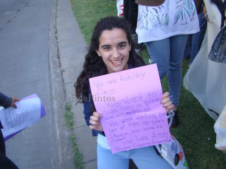 back in 2008 I became a HUGE fan of ashley, created the fan club, run a website, participated in a monthly podcast where we talk all about ashley created by  @MargiihMG so when I found out she was coming to argentina visiting joe (jonas) on tour 2010, I lost itpic: @ the hotel