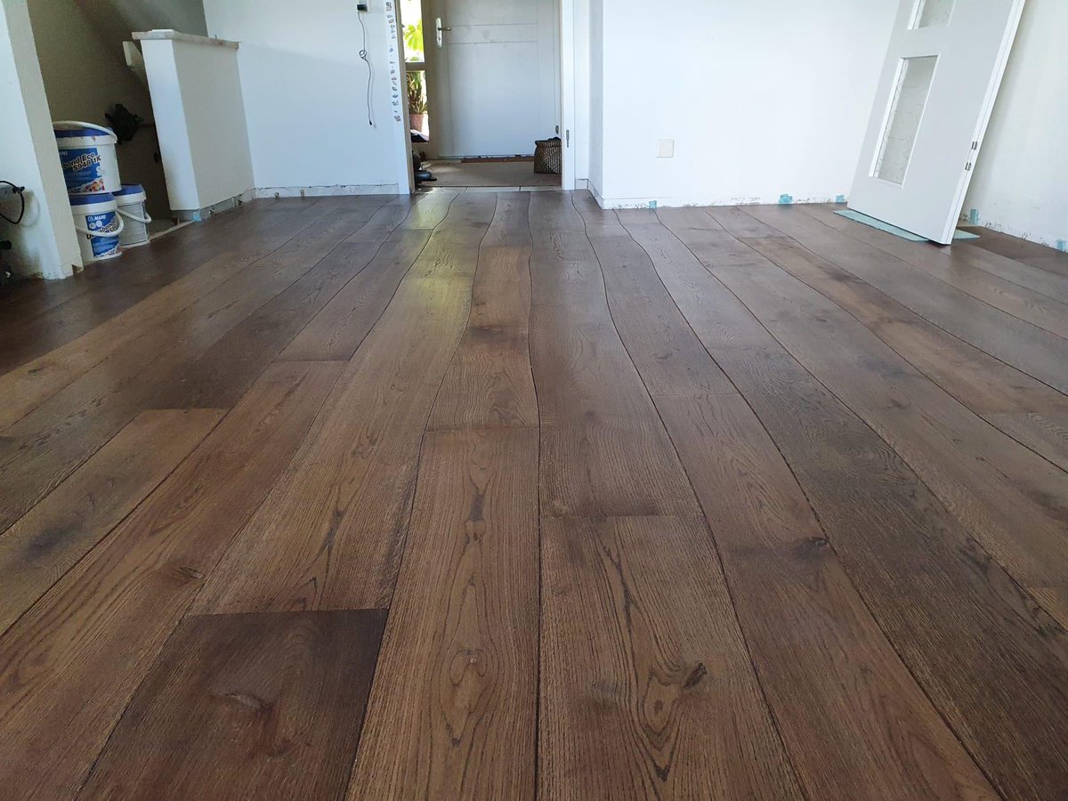 #Kunden-#Bodenleger-Arbeiten: #Parkett #Eiche #Wellendesign nach Verlegemuster-Vorgabe verlegen im Wohnzimmer mit Anschluss an bestehndes Keramik.  #Parkettleger #Bodenlegerarbeiten #Umbau #Renovation #Sanierung #Einfamilienhaus #WirbauendieZukunftinderGegenwart #PlamenigPartner