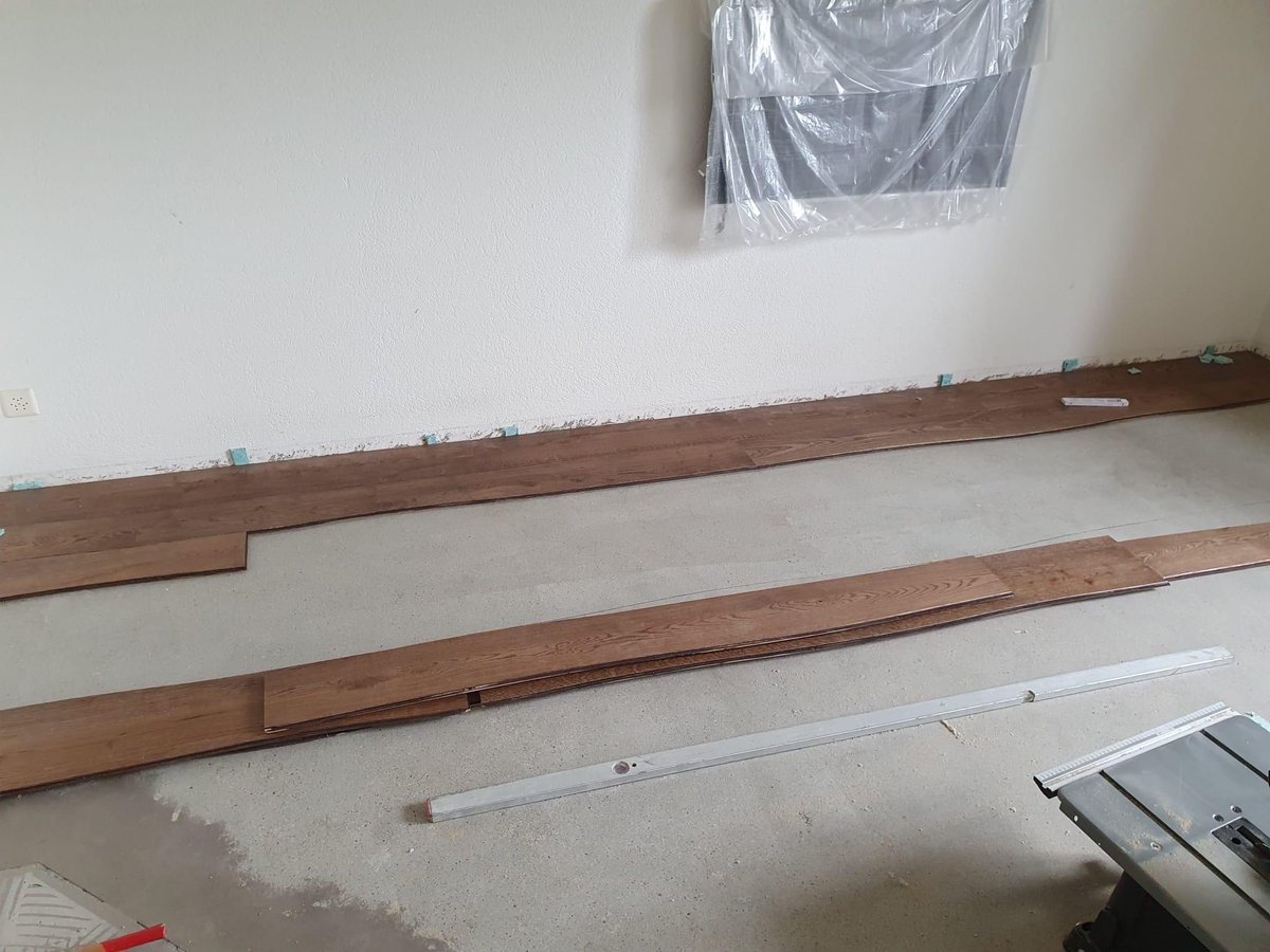 PlamenigPartner's tweet photo. #Kunden-#Bodenleger-Arbeiten: #Parkett #Eiche #Wellendesign nach Verlegemuster-Vorgabe verlegen im Wohnzimmer mit Anschluss an bestehndes Keramik.  #Parkettleger #Bodenlegerarbeiten #Umbau #Renovation #Sanierung #Einfamilienhaus #WirbauendieZukunftinderGegenwart #PlamenigPartner https://t.co/jVsCVVtSTl