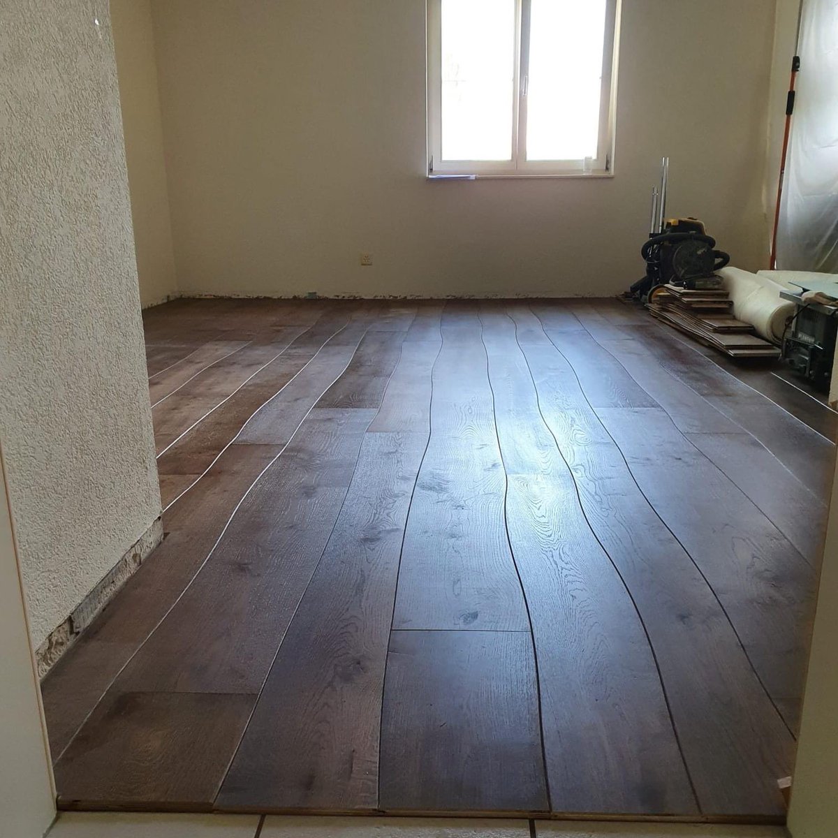 PlamenigPartner's tweet photo. #Kunden-#Bodenleger-Arbeiten: #Parkett #Eiche #Wellendesign nach Verlegemuster-Vorgabe verlegen im Wohnzimmer mit Anschluss an bestehndes Keramik.  #Parkettleger #Bodenlegerarbeiten #Umbau #Renovation #Sanierung #Einfamilienhaus #WirbauendieZukunftinderGegenwart #PlamenigPartner https://t.co/jVsCVVtSTl