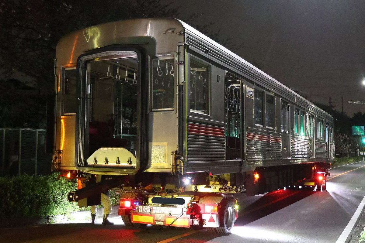 Tokuchan4698606's tweet photo. 2021年4月9日(金)
東急8500系8634F
解体に伴う廃車陸送
第2回目の廃車陸送です。
デハ8789(5号車)・デハ8886(6号車)が搬出されました。
前回と同様に、車内の自動放送案内表示器は撤去されていませんでした。
#東急8500系
#8634F https://t.co/KwHtKGHTVF