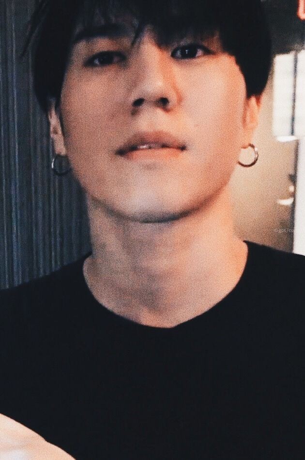 this genre of too-close-to-the-camera yugyeom