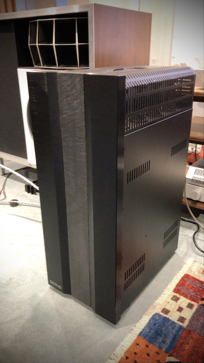 ソラマメ 外観は非常にオシャレ オーディオっぽい部材やボタンが正面にないのでメカっぽさはありません 中身は強力な電源と巨大なコンデンサ 意外と中央に空白があるみたいです 巨大コンデンサによる駆動力の高い音が好みなので期待が高まります