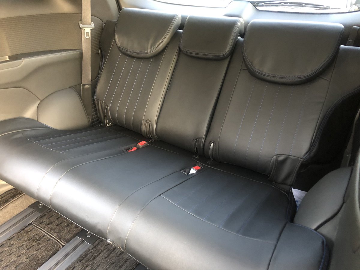 Rasa シートカバー クラッツィオ ライン を装着 丁寧な説明書付きだが 力が必要な工程もあり 3列分の装着時間は妻と分担の休憩込みで6時間程 シートとのフィット感も高く ブルーステッチのアクセントがカッコ良い シートも撥水撥油加工ではあるが