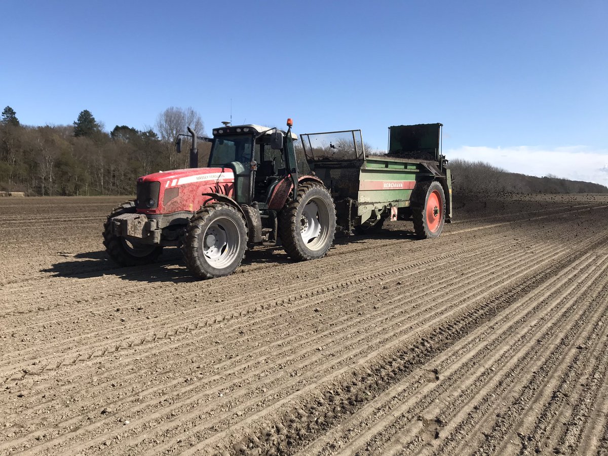 Patrickackeren's tweet image. Nog maar even een perceel uien zwart maken met compost #akker #zondagsuitje🧅