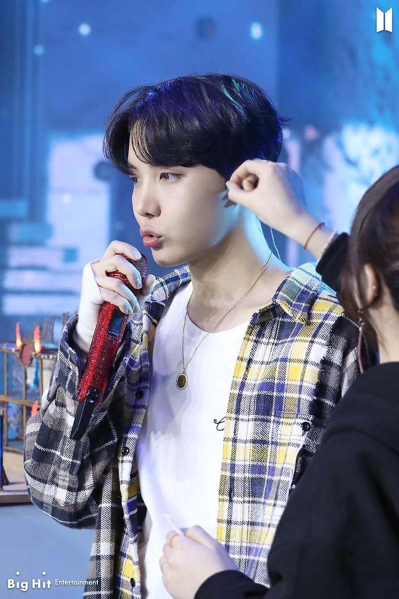 OK, I was gonna do this later but why wait? Want to help spread the sunshine? And vote? Let& #39;s have some Hobi..?  #BestFanArmy   #BTSARMY  @BTS_twt   #iHeartAwards