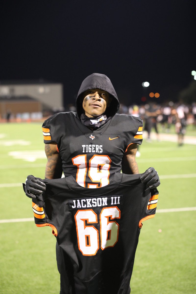 MrJDavis96's tweet image. Sad news this morning about my guy @TonyEvansJr1 ! Definitely hurt a little when reading and hearing he’s gone 💔🙏🏾🕊

He’s definitely one of my favorite athletes. He’s so genuine rather it was text or in person. He stayed picture ready when it came to game day with me 🖤😢