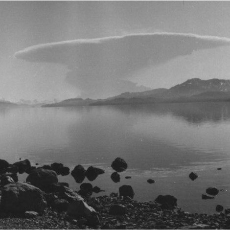 LMNeuquen's tweet photo. ¦ 📷 EL DÍA QUE VILLA LA ANGOSTURA TEMBLÓ 🔴 ¦ La escritora Natalia Belenguer reunió en un libro testimonios de pobladores que vivieron el terremoto ocurrido en mayo de 1960 en la localidad y que tuvo epicentro en Chile.  https://t.co/AxiL2cziiu https://t.co/s7GCXLJrrM