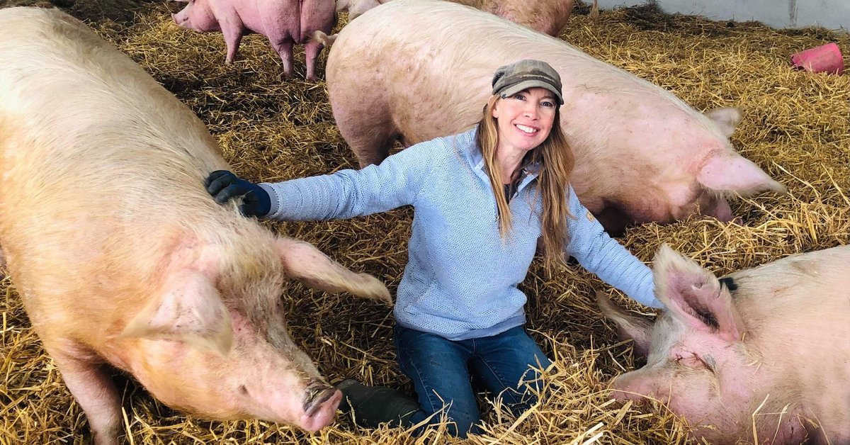Here is a a wonderful picture of the bravest woman I have ever met. This is Sasha Bennet from  @BTWsanctuary She has rescued 91 pigs from an extreme cruelty case. Please read this thread