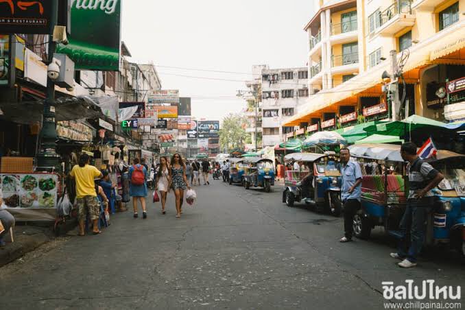 2. The chasing scene ถนนข้าวสาร Khaosan Road  (This place is very famous for SongKran festival in Bangkok ) https://www.tripadvisor.com/Attraction_Review-g293916-d546013-Reviews-Khaosan_Road-Bangkok.html