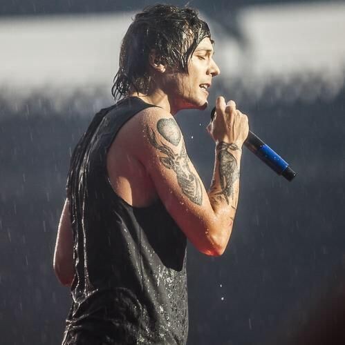 louis tomlinson in wet hair a devastating thread ;