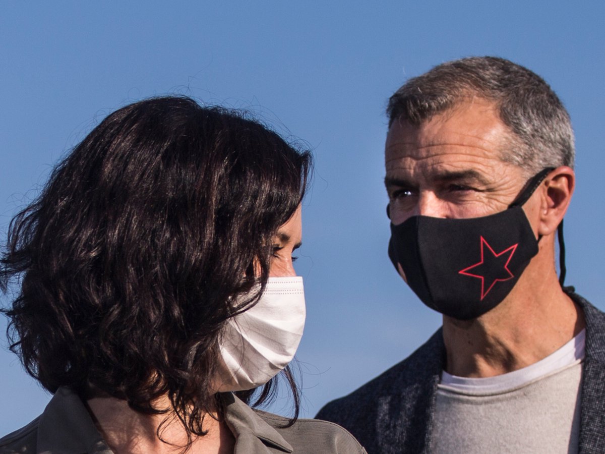 el_pais's tweet photo. AMPLIACIÓN | La resolución que saca a Toni Cantó y Agustín Conde de la lista del PP tiene carácter firme y no cabe recurso. La ley exige que estén empadronados en Madrid a 1 de enero de 2021, y sus DNI fueron expedidos el 26 y el 29 de marzo https://t.co/crGFsyLYR9 https://t.co/JWzijG7XK6