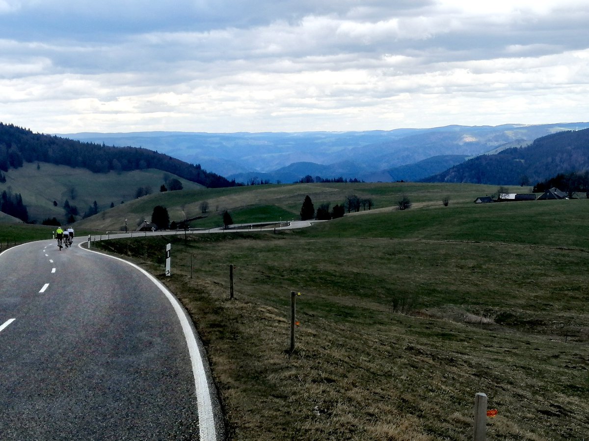 Bernie51748645's tweet photo. @socksocky2 Im Schwarzwald heute angenehme 12° ideal zum Rad fahren. Aber windig auf Abfahrt. https://t.co/mqedVdb5zI