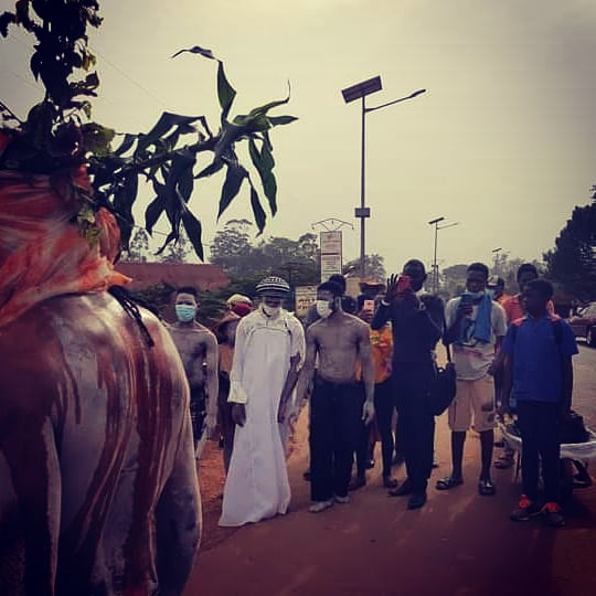 FModaperf's tweet photo. RETOUR EN IMAGES 

Restitution Atelier Danse-Performance : De l'idée à la matérialisation.

Les populations de la ville de Dschang ont eu droit à un spectacle inédit , forme et fond , servi par les différents participants de ces jours d'atelier.
#FestivalModaperf2021 https://t.co/JCNgWuZ7p4