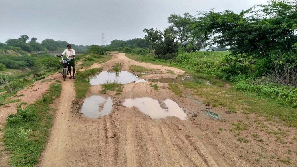 AardhaNavin's tweet photo. @KTRTRS సరైన రోడ్లు లేక , బ్రిడ్జ్ వసతి లేక, అత్యవసర సమయం లో అంబులెన్స్ కూడా రాలేని   అధ్వాన మైన మా ఊరి పరిస్థితి చూడండి సార్(#palem,#nakrekal,#nalgonda) https://t.co/2u5Uh3gfLI
